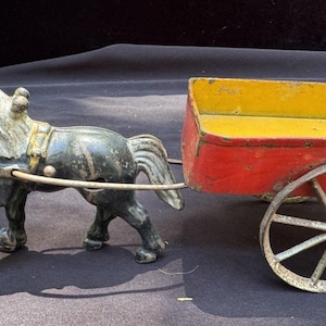 ヴィンテージのハブリー鋳鉄製馬車（運転手付き）！オリジナルの古色も素敵！