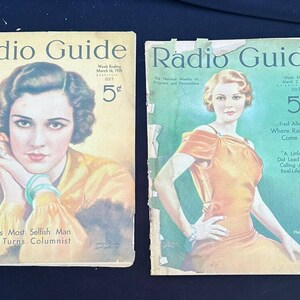 以下が含まれることがあります： 1935年3月号のラジオガイド雑誌のヴィンテージ版2冊。それぞれの表紙には、黄色のドレスを着た女性と「ラジオガイド」の文字、そして「5セント」の価格が書かれています。