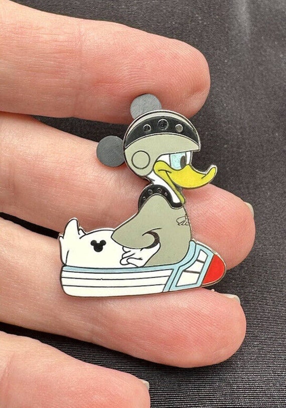 ウォルト ディズニー ピン - 隠れミッキー ミステリー ポーチ ミント