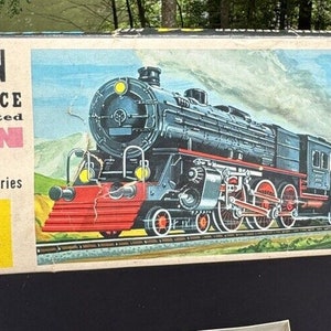 CRAGSTAN Toy 34 PIECE Battery Operated TRAIN Set 4 Cars Plastic #3023-4
