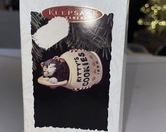 Brand NEW! 1994 Hallmark Keepsake Ornament Cat Naps Collector's Series #1. -3H