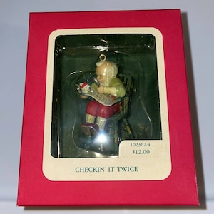 NIEUW Munt! Carlton Cards Heirloom 1990 Checkin' It Twice Kerstman Kerstornament. O