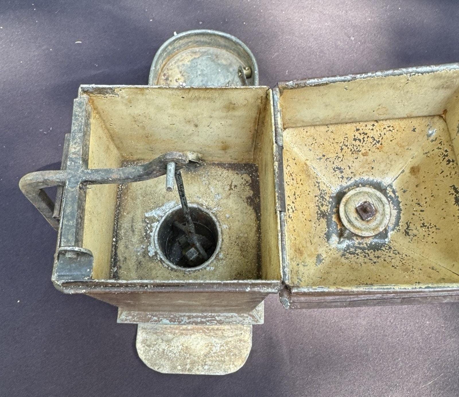 1900年代のヴィンテージ金属製手動水ポンプおもちゃ。それともドイツの