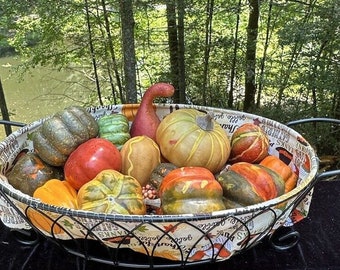 Cesta de alambre de 17" Cosecha de calabazas de Acción de Gracias Hojas de otoño con gords falsos