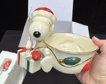 Brand New Lenox Snoopy's Christmas Serving Bowl With Spreader