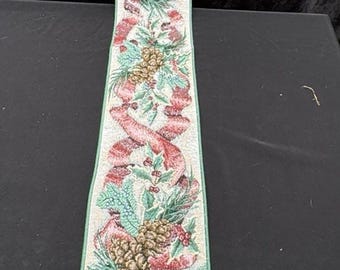Vintage-Wandbehang „Weihnachts-Balsambeeren & Schleifen“ von Hand (41 Zoll) -A96