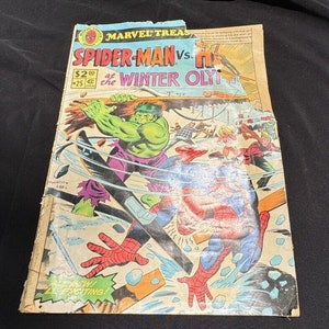 Puede incluir: Una portada de cómic vintage de Marvel Comics con Spider-Man y Hulk en un entorno invernal. La portada lleva el título "Spider-Man Vs. The Hulk at the Winter Oly", con un precio de 2,00 $ y el número 25.