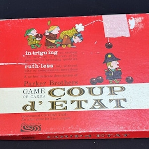 Könnte beinhalten: Ein rotes Spieleschachtelspiel namens "Coup d'État" von Parker Brothers. Das Spiel wird als ein "ruthless" und "intriguing" Kartenspiel für 3 bis 4 Spieler beschrieben. Die Schachtel zeigt eine Cartoon-Illustration von Personen, die das Spiel spielen.