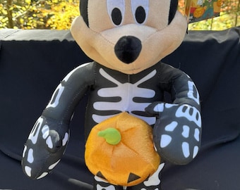 ディズニー ミッキーマウス ハロウィン グリーター スケルトン コスチューム ポーチ ぬいぐるみ 高さ21インチ