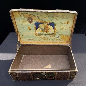 Baúl de juguetes antiguo con tapa abovedada y bisagra de metal, década de 1900, mapa del tesoro en el interior, 32 cm.