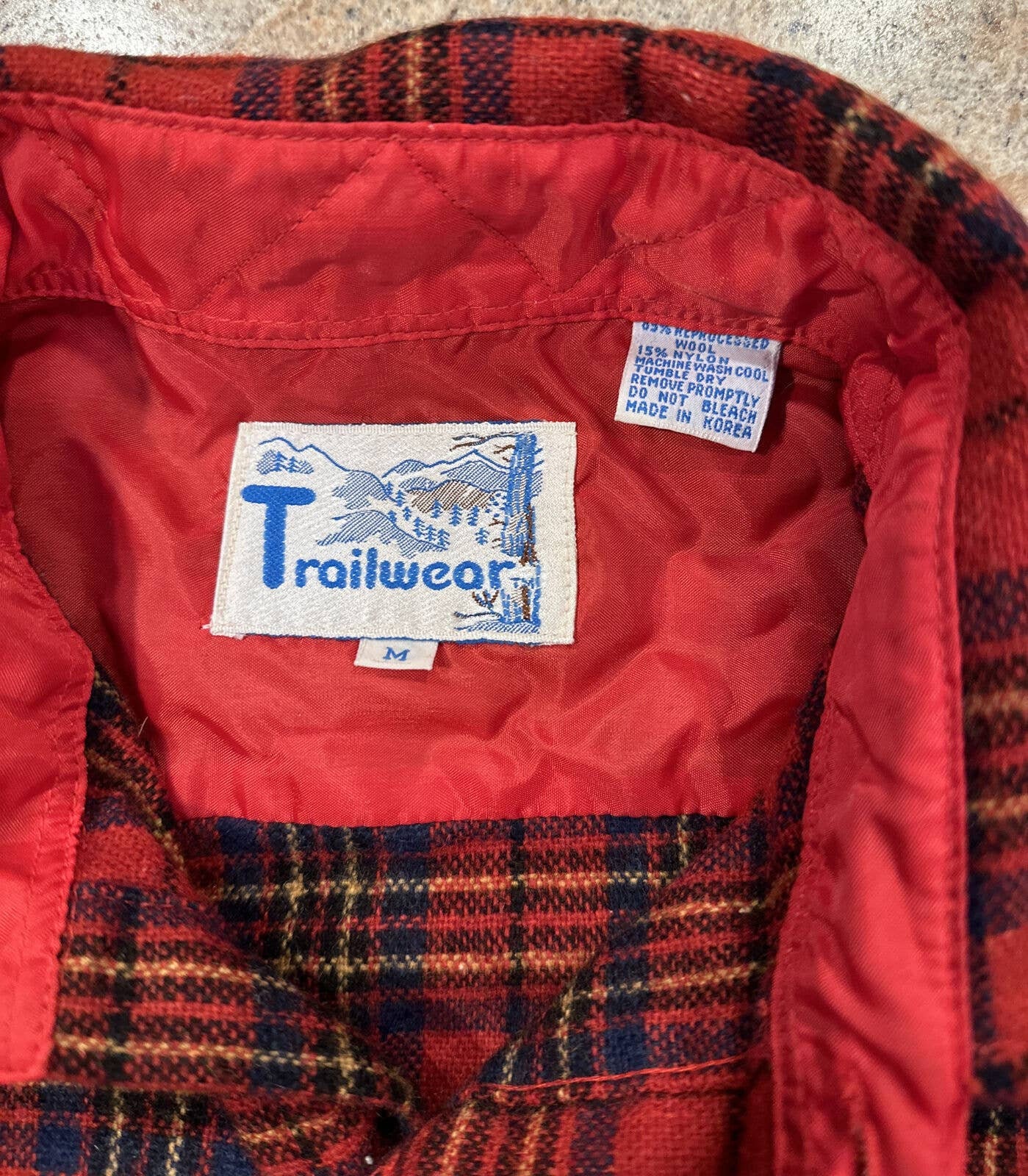 Veste en coton rouge à carreaux avec une coupe droite et un col italien