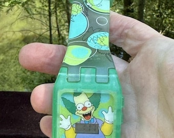 Relógio digital vintage de 2004 dos Simpsons, Krusty, o Palhaço, e Sideshow Bob, funcionando, ano 2000 - C24