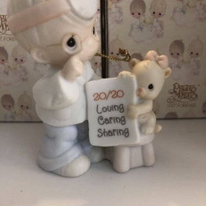 New! 1998 Precious Moments Ornament 20 Years and the Vision&#39;s Still The Same -QQ