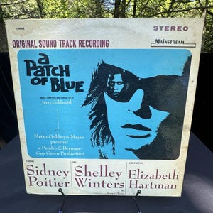 Puede incluir: Funda de álbum de vinilo vintage para "A Patch of Blue". La portada presenta un fondo azul con una silueta negra de una cara y el título en blanco. El álbum es una grabación de banda sonora original estéreo.