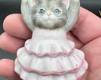 Figura de gato Schmid Kitty, gatito atigrado gris con pepino, vestido de tutú de bailarina rosa. Adorno navideño en perfecto estado. 6D