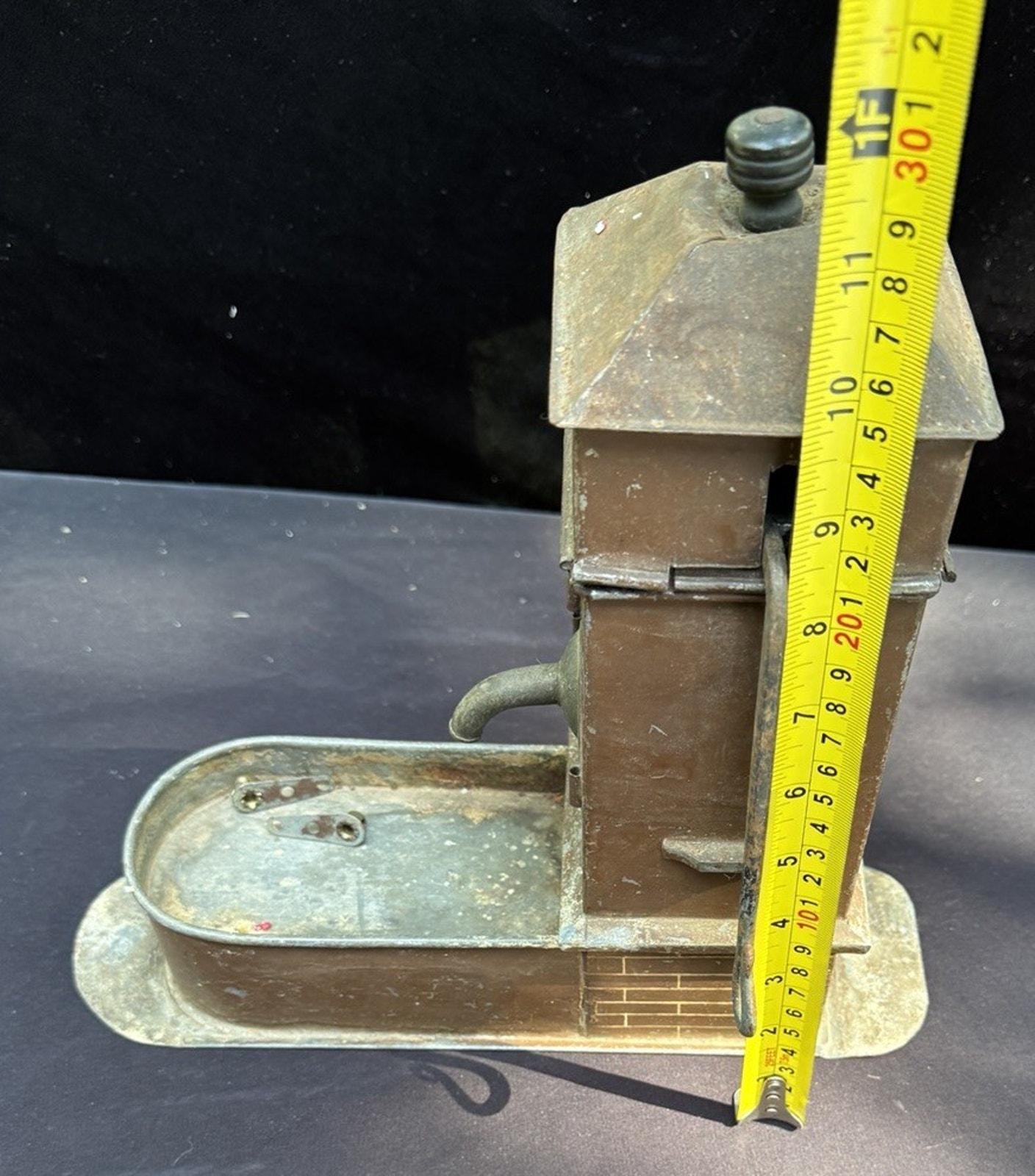 1900年代のヴィンテージ金属製手動水ポンプおもちゃ。それともドイツの