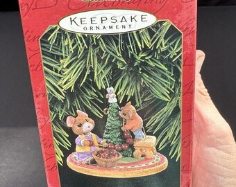 Novo ornamento de lembrança Hallmark The Perfect Tree Tender Touches 1997 -9D