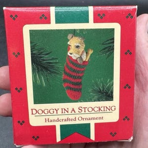 Vintage Hallmark Andenken Weihnachtsverzierung 1984 Doggy in einem Stiefel -31D