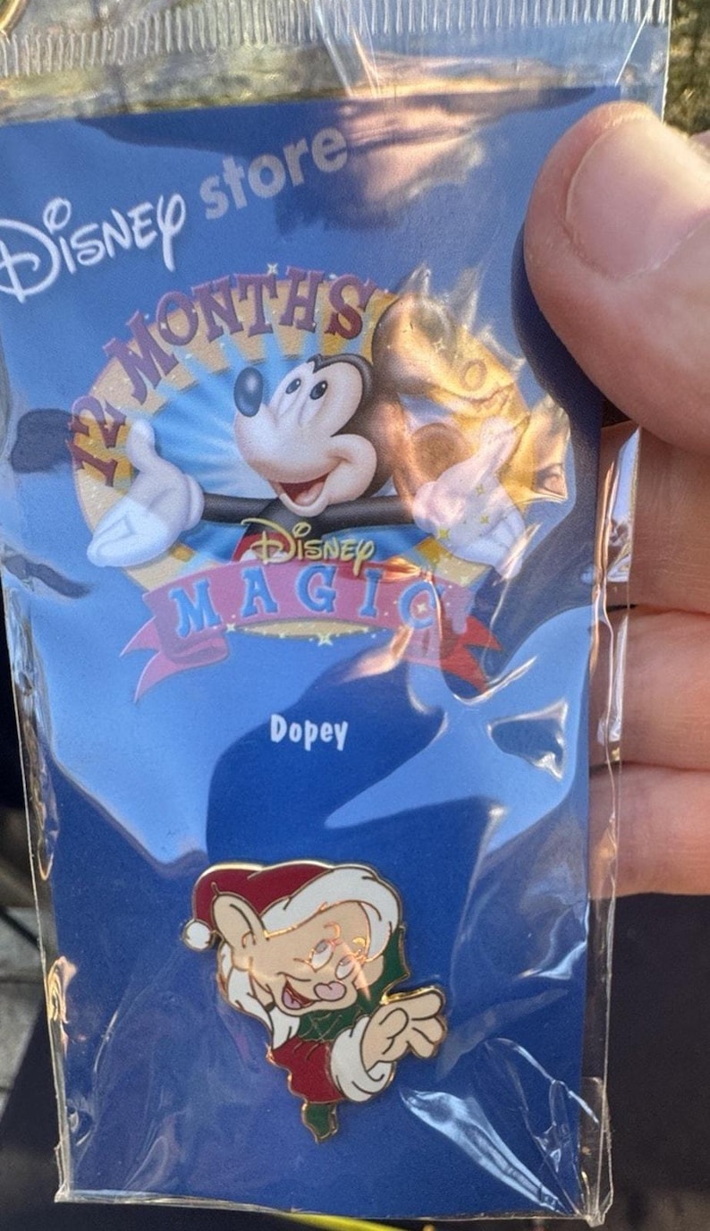 Disney Pin 16963 tienda Dopey 12 meses de magia corona navideña Blancanieves ¡Nuevo! imagen 1