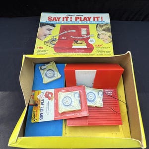 VTG 1968 希少な Kenner「Say It! Play It!」自動テープ レコーダー (カートリッジ 3 個付き)