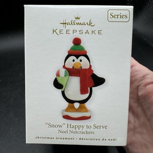 Novo enfeite Hallmark Snow pronto para servir 3 em Noel Nutcracker Series -13D