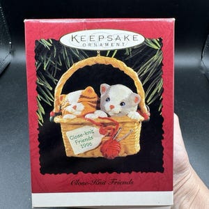New In Box Hallmark Ornament Close-Knit Friends Kittens in Basket 1996 -27D