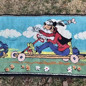 ヴィンテージ 1950 年代 ウォルト ディズニー グーフィー オン カート ハンドメイド ウール 子供用 ラグ カーペット