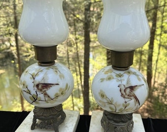 2 Lámparas de mesa antiguas de mármol de latón y vidrio de leche de pájaros pintadas a mano Hermosas 13"
