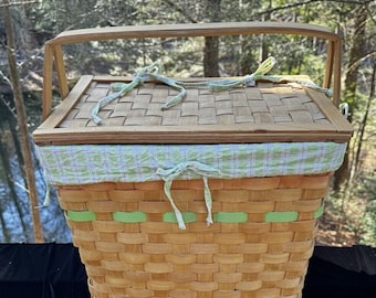 Enorme cesta de picnic tejida con tapa de 18" con asas Forro y tapa verde menta de los años 80