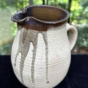 Signiert Hand geworfen Ton Krug Tropfglased 7 ""Tall Wide Mouth NC Pottery S26""