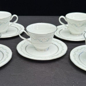 Holyoke Bone China By Oxford Div Of Lenox White Daisies 5 Cups & Saucers