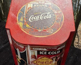 Scatola di latta Coca-Cola Coca-Cola vintage vecchio stile con coperchio incernierato -A30