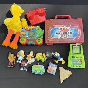 Grand lot de jouets VTG Bakugan Battle Case Scooby Doo Frogger Schtroumpf Disney et plus !