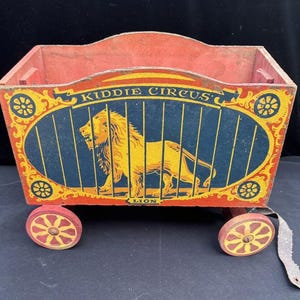 Sehr seltene 1945 ARTCOLOR KIDDIE Zirkus Löwe Holzwagen Holzräder