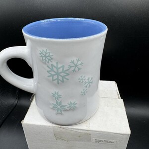 New 1990’s Disney Store Mickey Mouse Snowman Snowflakes Coffee 12 oz Cup Mug NIB image 5