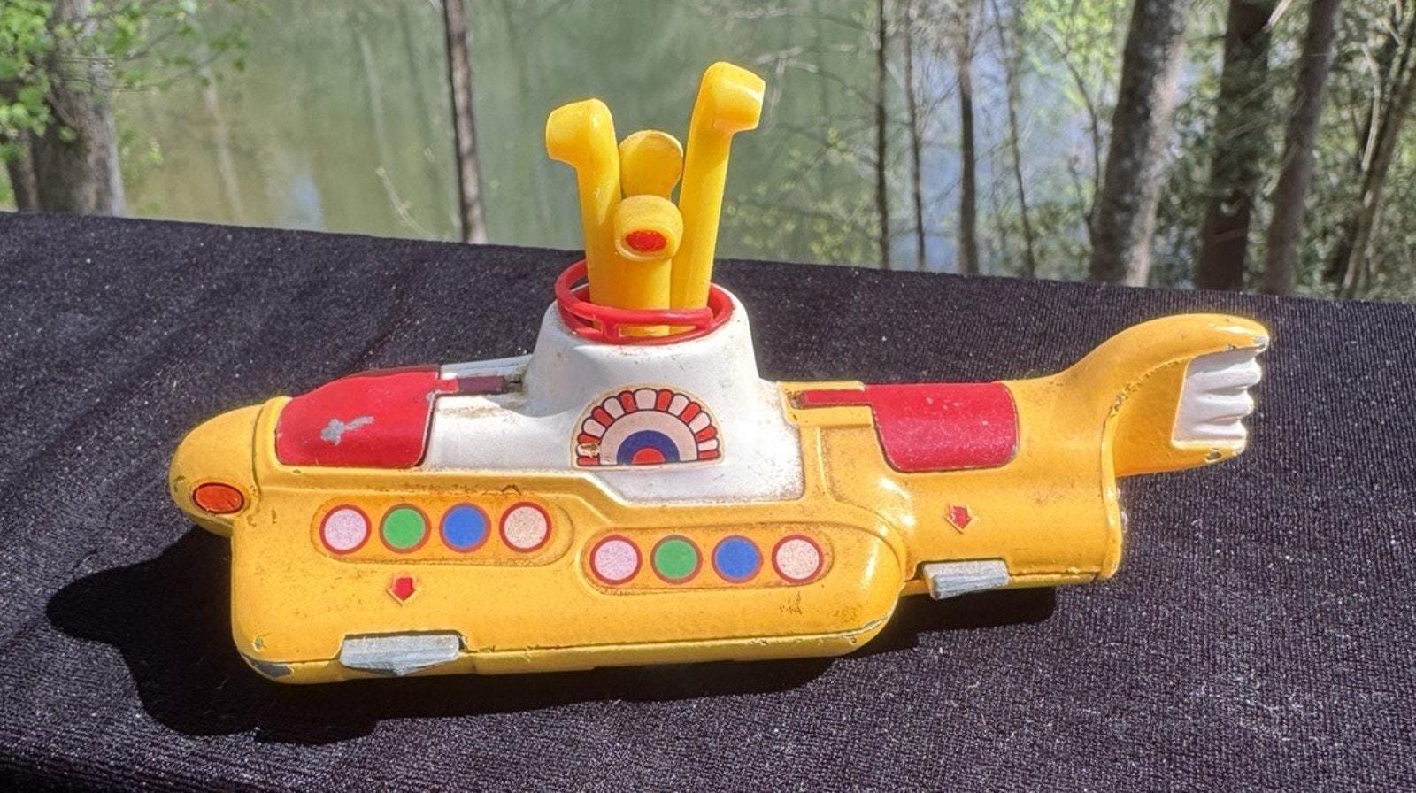 Corgi yellow submarine - Etsy 日本