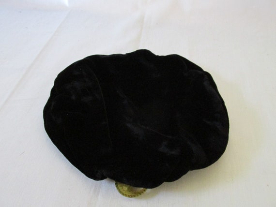 Black Velvet Beret with Buckle Decoration - image 3