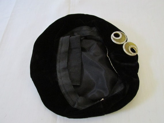 Black Velvet Beret with Buckle Decoration - image 2