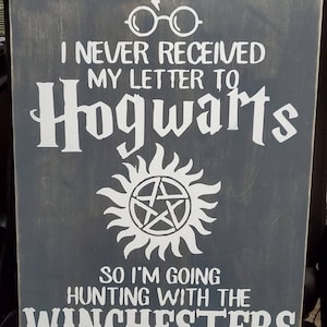 Gran letrero de madera divertido hecho a mano que dice: Nunca recibí mi carta para... Así que voy a cazar con los Winchester