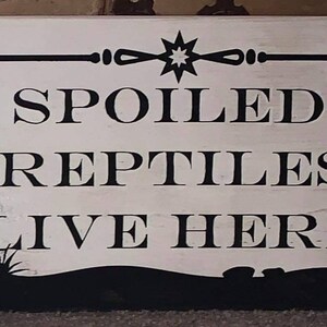 Leuk en leuk handgemaakt houten reptielenbord met de tekst: Spoiled Reptiles Live Here