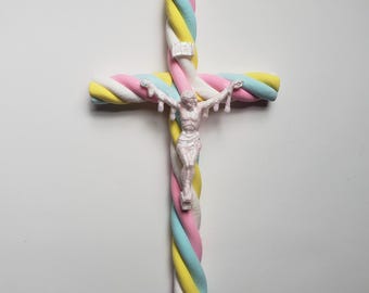 Palo de malvaviscos, crucifijo de SWEET JESUS con Jesús para colgar en la pared, rosa, azul y amarillo, dulces de malvavisco falsos, arte pop, kawaii, decoración linda