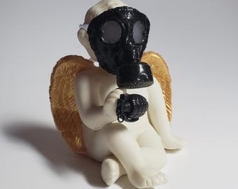 Estatua de cerámica con figura de ángel querubín con máscara de gas, arte apocalíptico, estatua con mini máscara de gas y granada de mano, arte gótico oscuro grunge