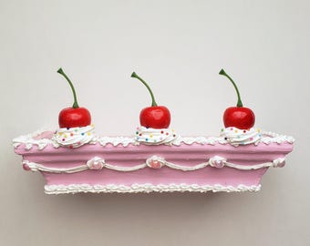 Estante flotante de pared con glaseado de pastel falso, cereza rosa en la parte superior, pastel 3D, arte pop, linda decoración de postre kawaii, decoración de dopamina cutecore