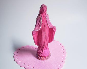 Estatua rosa de la Virgen María adornada con brillantes diamantes de imitación, estatua de María decorativa con purpurina y cristales de imitación, estilo pop art adorable y brillante.