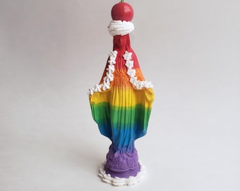 Pastel arcoíris, estatua de la Virgen María, glaseado falso, arte pop, kawaii, cutecore, orgullo, dopamina, decoración