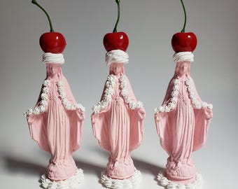 Pastel rosa, estatua de la Virgen María, glaseado falso, arte pop kawaii, linda decoración