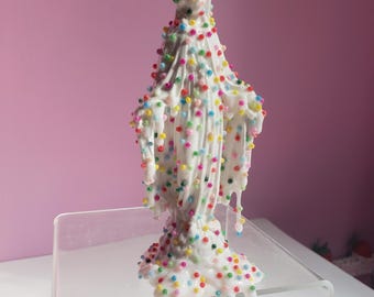 Chispas de confeti, glaseado, estatua de la Virgen María con efecto goteo, decoración pop art kawaii y adorable.