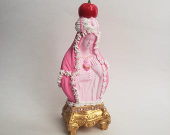 Pastel rosa, estatua de la Virgen María, glaseado falso, arte pop, kawaii, cutecore, decoración de dopamina, coqueta, dulce, busto de diamantes de imitación, escultura