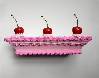 Estante flotante de pared con glaseado de pastel falso, cereza rosa en la parte superior, pastel 3D, arte pop, linda decoración de postre kawaii, decoración de dopamina cutecore