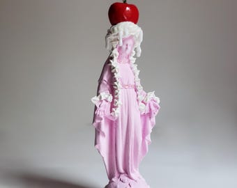 Pastel rosa, estatua de la Virgen María, glaseado falso, arte pop kawaii, linda decoración